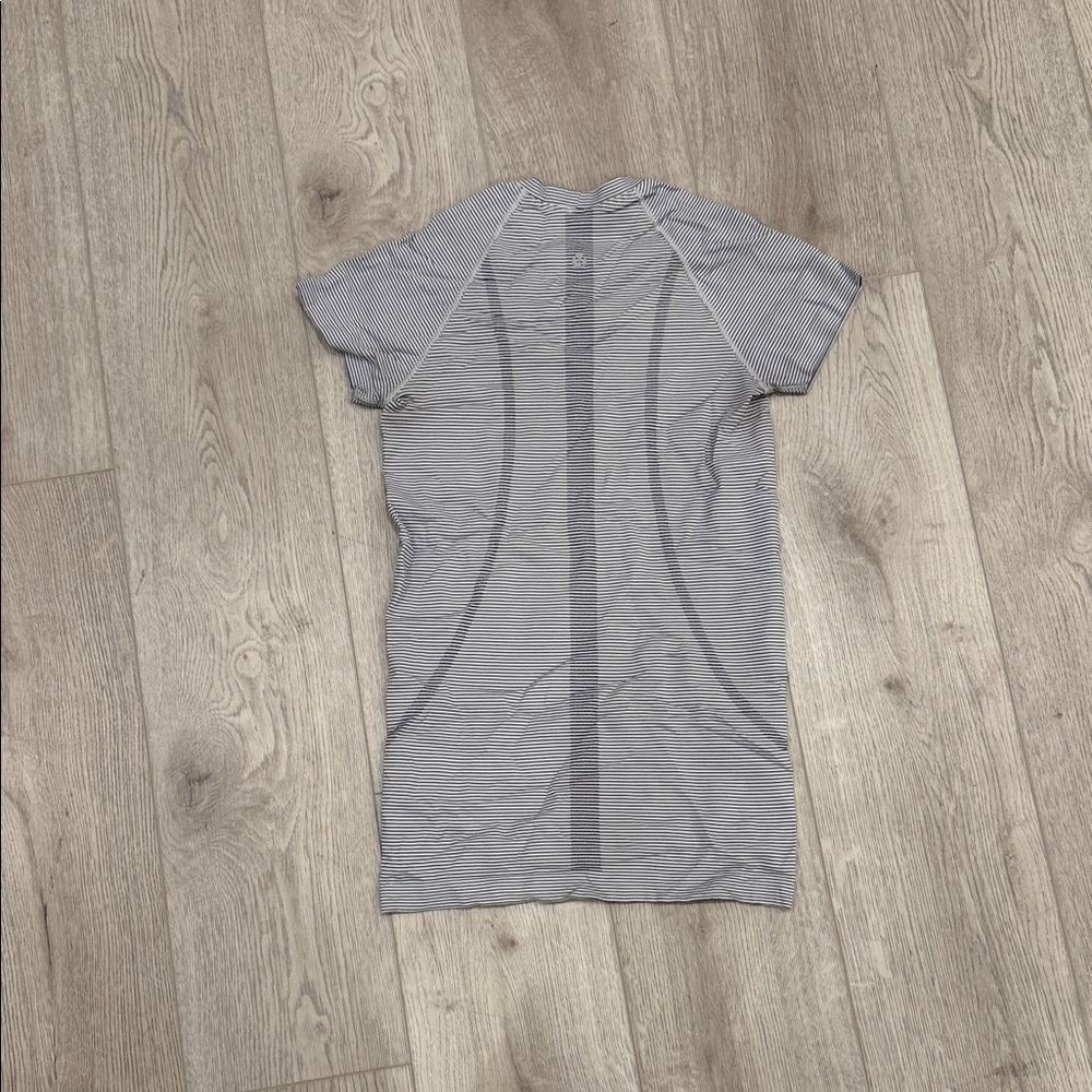 lululemon athletica Striped Gray Short Sleeve Tee